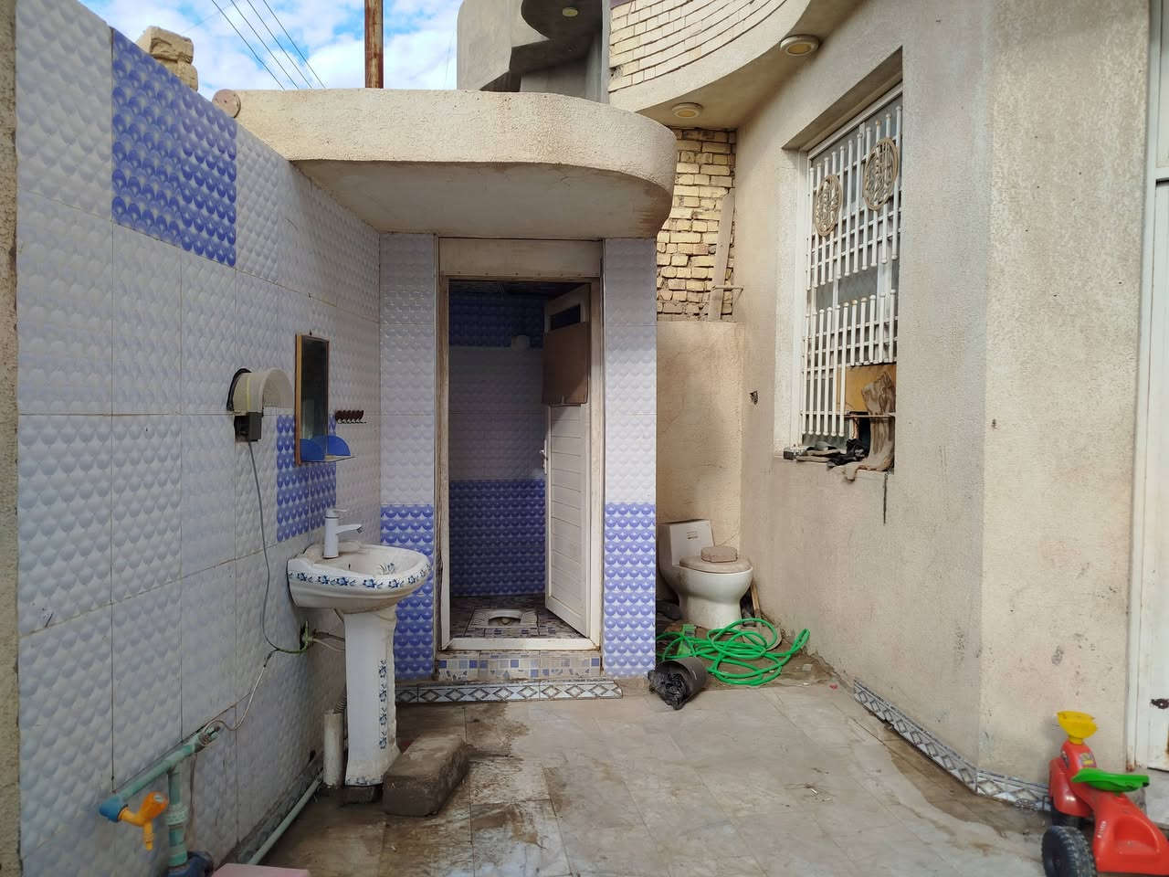 بيت للبيع زراعي200 متر قرب جسر السريع كافة الخدمات مستعجلين عليه بناء طابوق صب كونكريت  للستفسار اكثر واتساب ***********
