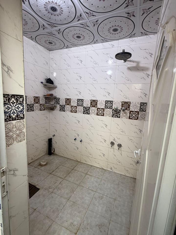 دار زراعي للبيع مساحه ٢٠٠م في منطقة الصخيين شارع المهندس ثاني فرع يبعد عن شارع ٨٠متر مربع الشارع كله نظامي وبيوت طابقين 
بناء درجه اولى طابوق كونكريت وأساس صب 
يتكون من غرفتين٥*٤ وصاله٧*٤ واستقبال ٨*٤ومطبخ حار وبارد وصحيات داخليه وخارجيه وكراج وستاره ارتفاع ٢متر وسطح شتايكر بيت جديد ونضيف واجهه ملبوخه وجاهزه 
الخدمات ماء وكهرباء ومجاري وشارع١٠م
 السعر ١٣٥  قابل للتفاوض 
للأستفسار ***********
