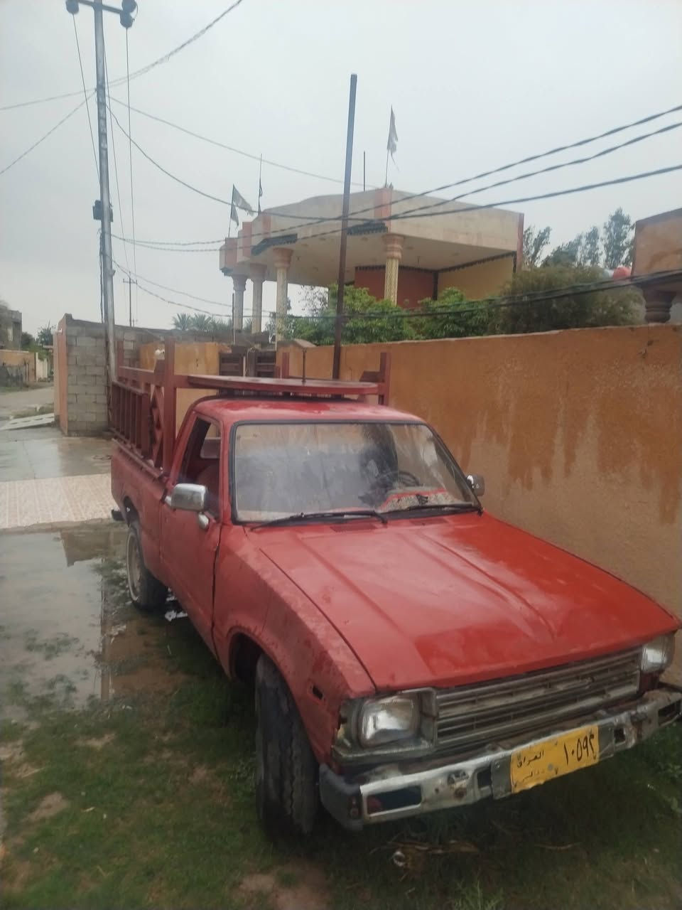 سلام عليكم. بيكم تويوتا موديل( ٨٢ ) اصولي. رقم ديالى. گير ومحرك مكفولات يبقى الكشر تجي وتشوف. سعرها ١٧ ورقة وبيها مجال مكان السيارة ديالى. كنعان. رقم الهاتف ***********
