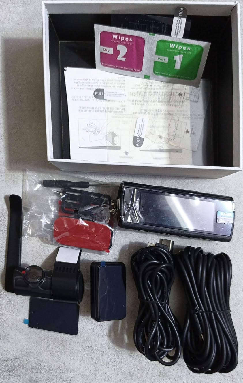 كاوا D8 هي كاميرا تسجيل (لوحة القيادة) تتميز بتسجيل مزدوج بدقة 4K أمامية و1080P خلفية، وتتضمن ميزات مثل نظام تحديد المواقع GPS المدمج، والتحكم الصوتي، واتصال Wi-Fi عبر تطبيق خاص، وشاشة IPS بحجم 3.15 بوصة، ومكثفات فائقة بدلاً من البطاريات لضمان الأمان والعمر الأطول.
كاوا D8 هي كاميرا تسجيل (لوحة القيادة) تتميز بتسجيل مزدوج بدقة 4K أمامية و1080P خلفية، وتتضمن ميزات مثل نظام تحديد المواقع GPS المدمج، والتحكم الصوتي، واتصال Wi-Fi عبر تطبيق خاص، وشاشة IPS بحجم 3.15 بوصة، ومكثفات فائقة بدلاً من البطاريات لضمان الأمان والعمر الأطول . 
الميزات الرئيسية:
تسجيل بدقة 4K + 1080P:
توفر كاميرا أمامية حقيقية بدقة 4K وكاميرا خلفية بدقة 1080P لالتقاط صور واضحة في الأمام والخلف. 
نظام تحديد المواقع (GPS):
يسجل الوقت والسرعة وإحداثيات الموقع، مما يساعد في تحديد مكان الحادث بدقة. 
التحكم الصوتي:
يمكنك التحكم في الجهاز بالصوت، وهو مفيد للحفاظ على التركيز على الطريق. 
اتصال Wi-Fi:
يتصل بتطبيق KAWA AUTO لمراقبة حية والوصول إلى التسجيلات. 
شاشة IPS:
شاشة بحجم 3.15 بوصة تعرض تفاصيل واضحة للرؤية. 
رؤية ليلية ممتازة:
تستخدم مستشعر سوني STARVIS IMX415 وتقنية تقليل الضوضاء الرقمية ثلاثية الأبعاد لرؤية واضحة في الظلام. 
مكثفات فائقة:
جديدة مع كافة الملحقات مع رام ماركة KAWA 64GB
السعر 75 الف


**إذا كنت صاحب هذا الإعلان وتريد حذفه لأي سبب، رجاءا أرسل رسالة إلى الدعم الفني**