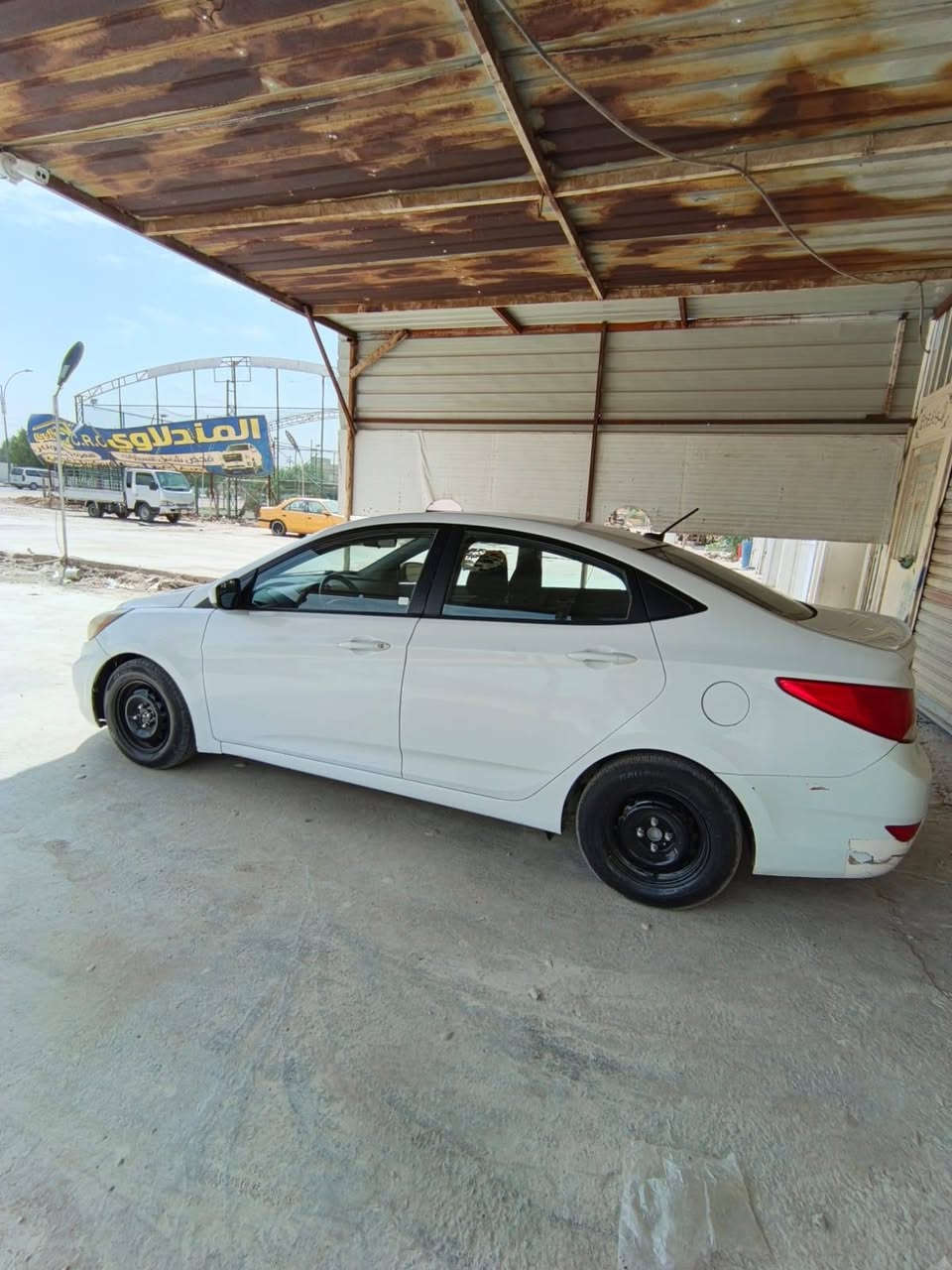 السلام عليكم.
اكسنت 2015 وارد امريكي
محرك 1600cc gdi
ماشيه 130 
سياره جاهزه محرك كير حداديه تخم تاير الف دينار مذب عليهن فقط دعامياتها تعبانات
بيها صبغ جاملغ وبنيد وجاملغ خلفي
بيها تصليح بلغد الامامي الايمن جهة الحادث
سنويه ل ٢٠٢٨
مكاني حله شارع 80 مقابل نزلة الساده ابو خطه
سعر 78 وبيها مجال بسيط
م***********
