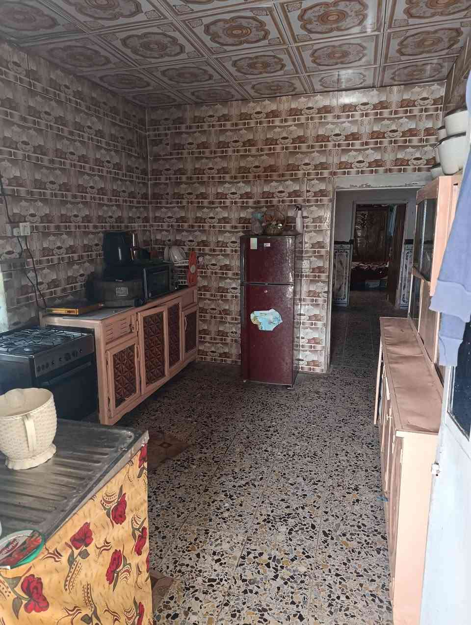 بيت للبيع ب شارع النفط مقابل كهوة بيت الطين قرب اسواق سيد علي  غرفتين وصاله ومطبخ واستقبال وحديقه وحوش كبير وترك كبير  الارضيه كاشي والجدران سيراميك وبياض بناء بلوك سقف شيلمان المساحه 250 مرقم بلديه يبعد عن الشارع 400 متر  ***********
