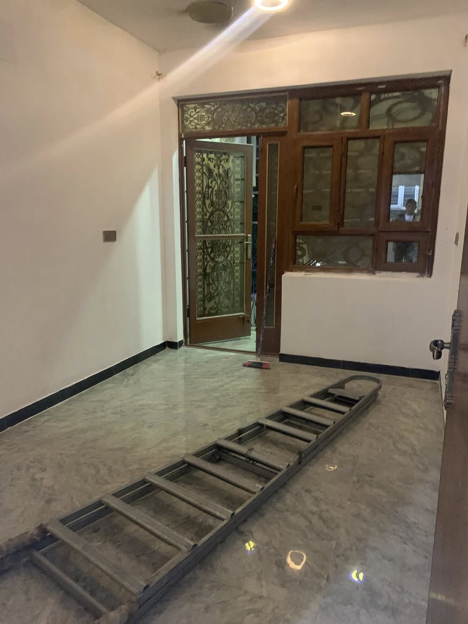 شقه للإيجار طابق ثاني العامريه شارع المضيف تحتوى على درج معزول باب وحده ومدخلين
غرفه 3×4‎
غرفه 7×3ونص
مطبخ 3ونص× 3 
حمام 
شقه كامله من جميع الخدمات 
مطلوب عائلة صغيره نفرين
للاستفسار ***********
