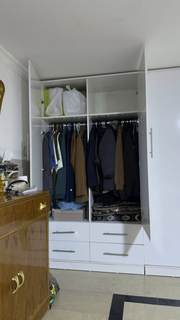 سلام عليكم كنتور 6 ابواب + كنتور صغير 2 ابواب + ميز تلفزيون للبيع كل قطعة والهة سعرها 
سعر الكنتور الكبير 300 الف
سعر الكنتور الصغير 100 الف
سعر ميز التليفزيون 50 الف
للتواصل واتساب او اتصال ***********
