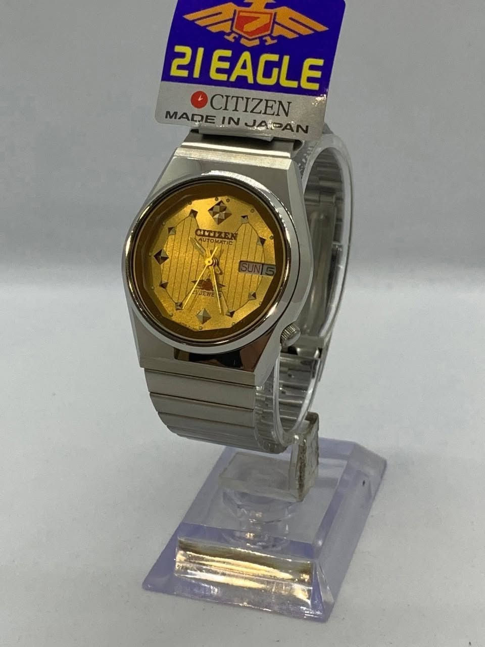السلام عليكم.......
ساعة CITIZEN ياباني أصلي أوتوماتيك 
مكينة ٢١حجر 
نافذة للعرض التاريخ واليوم 
أميال فسفوري 
القطر ٣٣ب٣٨
مقاوم للماء ١٠٠م 
سير حديد ستانلس ستيل معلم 
جديد غير مستعمل مع علبة اعتيادية وبطاقة الضمان الخاص بي 
السعر ١٢٥$
يوجد توصيل ***********
