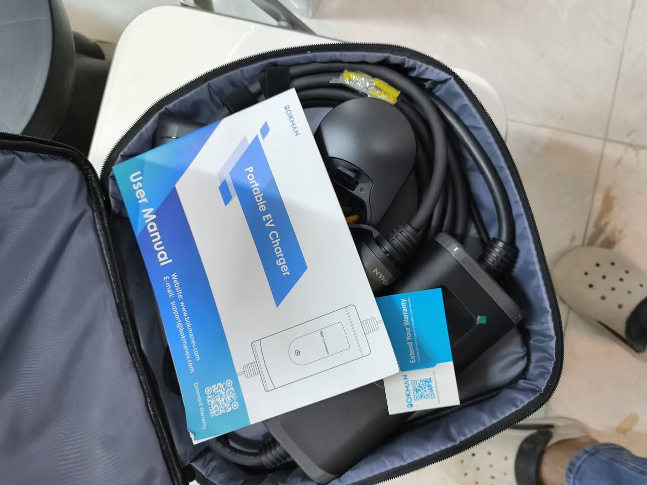 هذا المنتج هو شاحن سيارة كهربائية محمول من العلامة التجارية Bokman.
النوع: شاحن محمول بمسدس من النوع 2 (Type 2) إلى قابس 3 دبابيس.
الطاقة والسرعة: بقدرة 3.3 كيلوواط و 13 أمبير.
الطول: كابل بطول 5 أمتار.
الميزات: مقاوم للماء بمعيار IP65.


**إذا كنت صاحب هذا الإعلان وتريد حذفه لأي سبب، رجاءا أرسل رسالة إلى الدعم الفني**