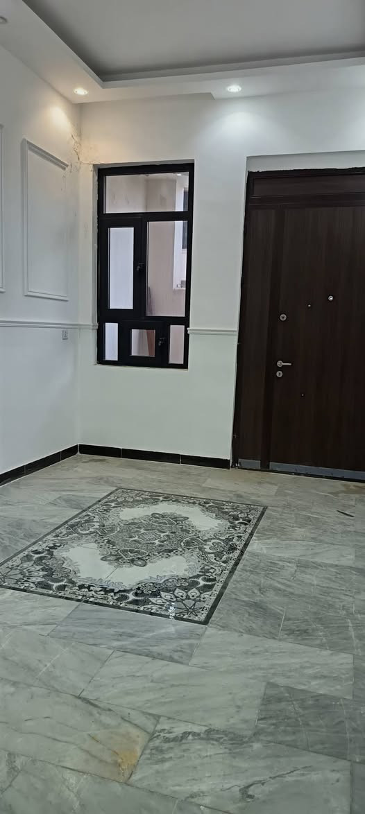 سلام عليكم البيع بيت 85 متر الدرج جام + شبابيك الامنيوم تركي يحتوي البيت على مدخلين  

طابق الاول
___________
1_ استقبال 

2_ مطبخ ( حار + بارد)

3_صاله جبيره 

4_ حمام 

5_ غرفه نوم + منور 
__________________
طابق ثاني 

غرفتين نوم داخل غرفه حمام + صاله 

بيتونه + 2سطح امامي وخلفي 

ملاحظه : اني صاحب البيت مو دلال تنازل شركه مباشر 

رقم : ***********
