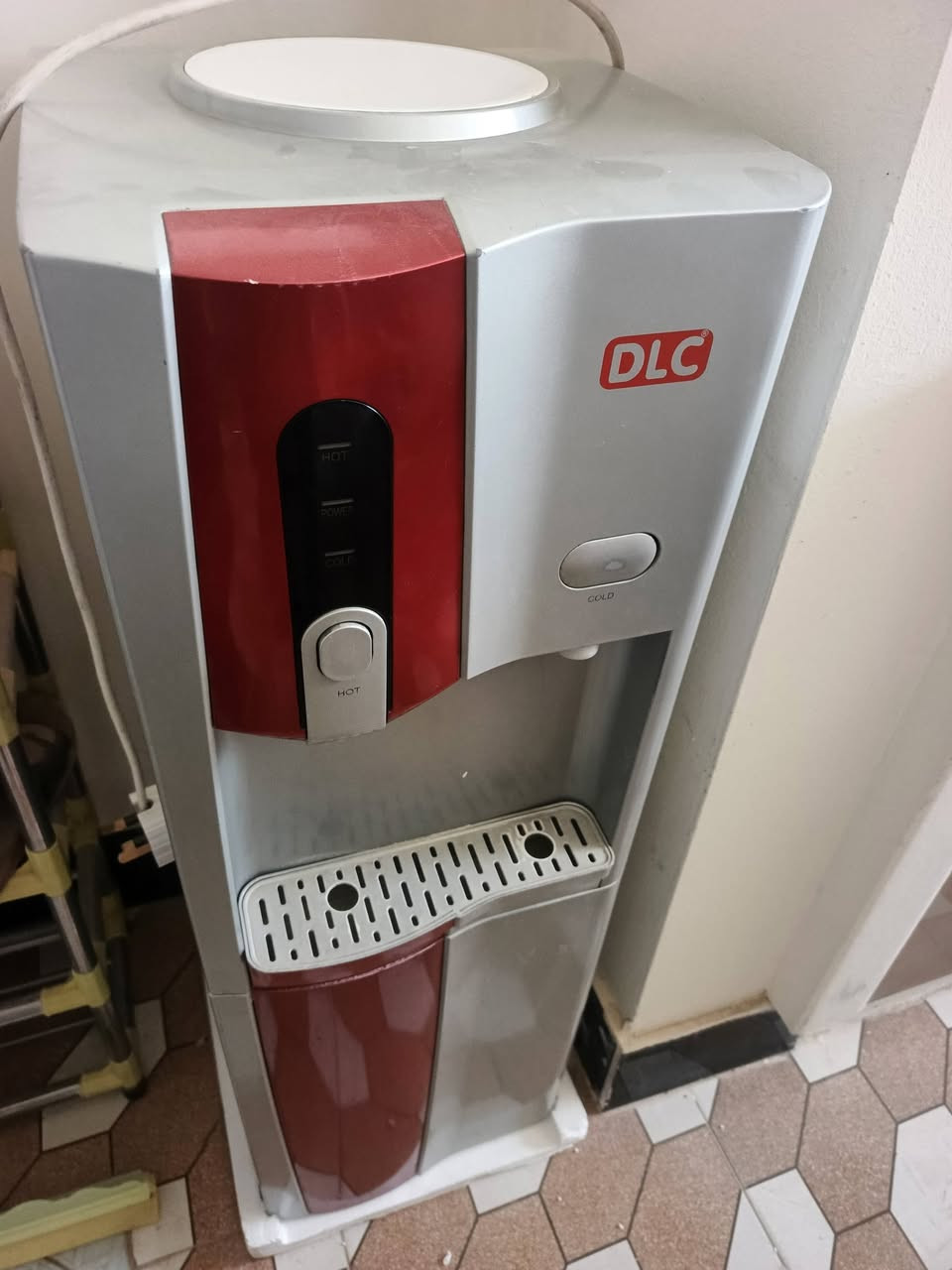 السلام عليكم 
براد ماء ماركة DLC شغال ١٠٠٪ سعر 75 الف 
ثلاجه عشتار شغاله ١٠٠٪ سعر 100 الف 
مبرده الشمال حجم الكبير شغاله ١٠٠ ٪ سعر 65 الف 
بوفيه خشب سعر 50 الف 
للاستفسار 
***********
