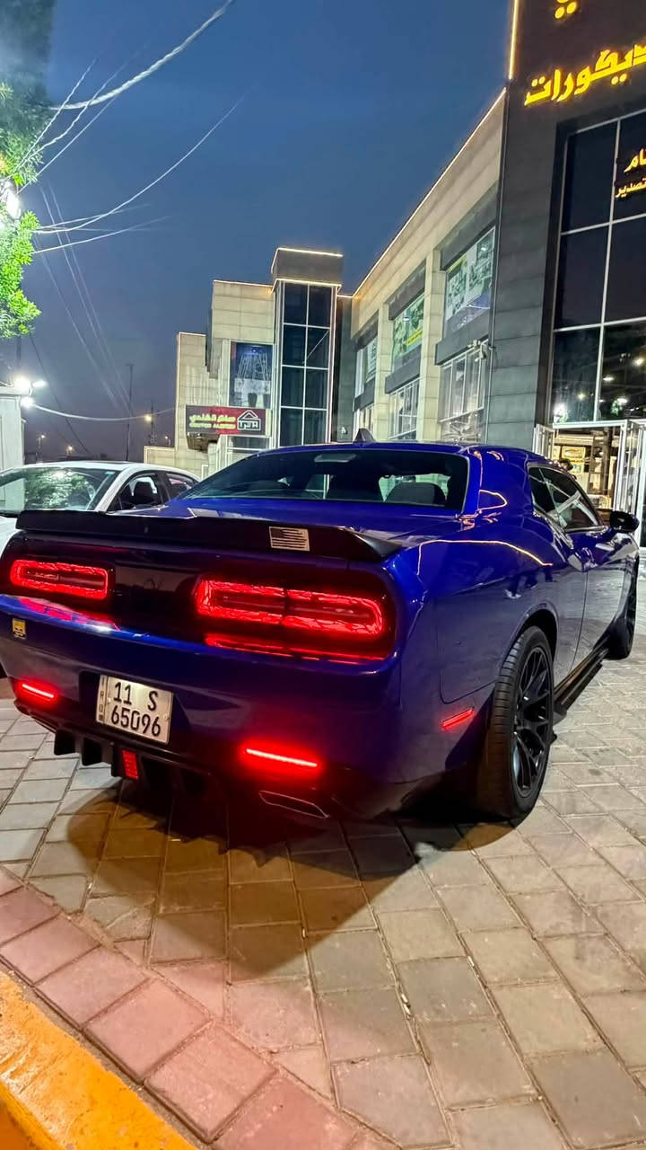 السلام عليكم 
دوج جالنجر موديل 2020 sxt 
السعر ١٧٨ وبيها مجال 
حادث خفيف موضح بلصورة 
تبريد ثلاجة 
جاملغ ايسر مبدل وجاملغ ايمن صبغ 
بنيد محدث ريد اي 
بيها ٣ رصعات 
موصفات sxt 
شاشة كبيرة بصمة ابواب تشغيل عن بعد انارة ترحيبيه وكو بعد هواي مراصفات 
السيارة مسويلها اكزوز على الريموت يعني سد لكزوز وعيش الطرب 
والسقف مسوي روز رايز 
ويل اصلي 
العنوان بغداد شارع فلسطين رقم الهاتف ***********

