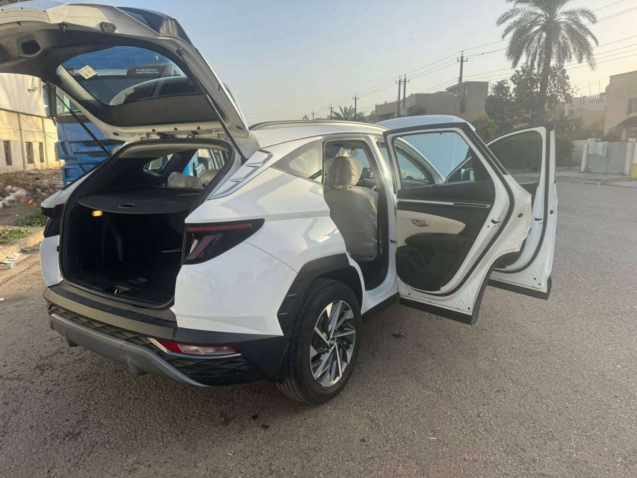 توسان 2023 خليجي شركة الأولة ام الضمان
مكفولة كفالة عامة لا بارد لا صبغ لا تبديل لا رصعات 
مكينة 2000 دوش غير مفتوحة 
ماشية 60 الف حقيقي 
فول عدة البانوراما 
حساس أمامي خلفي 
بصمة تشغيل و دخول
تبريد قطعتين
تحكمات ستيرن 
مود درايف 
و باقي المواصفات المعروفة 
صدر أمامي خلفي جدد تخم تاير جديد
السعر 210 وبي مجال 
للإستفسار *********** واتس اب
