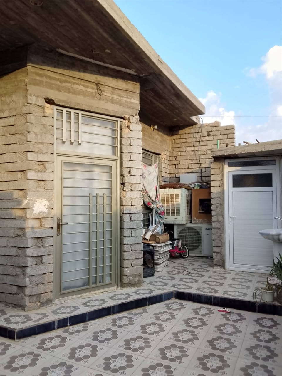 مشتمل للبيع في حي الزهور البهراط 
المساحة الكلية 175 متر
2 غرفة نوم 💤 
صاله استقبال مطبخ 
.للاستفسار يرجي الاتصال على الرقم المكتب الخاص *********** مكتب 🏢وطن للعقار@
