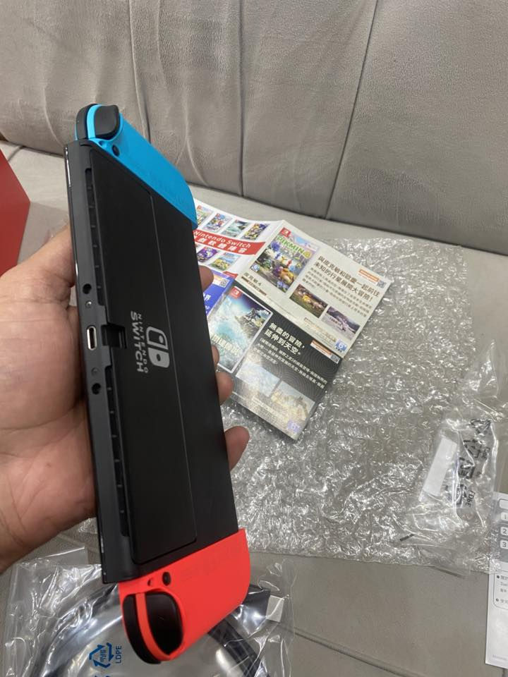 السلام عليكم
جهاز نتندو سوتش للبيع ما مفتوح ما مستخدم ولا دقيقة بعدة بلكارتونة كامل ملحقات من يدات وجوستك وباقي الاغراض مثل ما موضح بلصور الجهاز بعدة ما مستخدم 
مكاني الديوانية المركز
رقم ***********
متواجد واتساب
