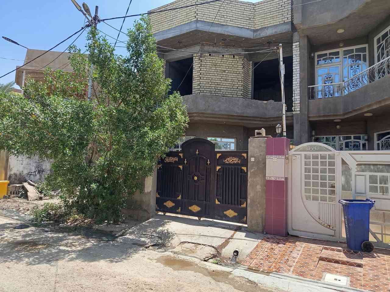 بيت 125م للبيع طابقين طابو ملك صرف بناء طابوق وحديث تحويل مباشر خدمات ماء وكهرباء وتبليط وخط مولد ومجاري واناره وملعب ومتنزه الاول استقبال وصاله ومطبخ وصحيات داخليه وخارجية وغرفة نوم والثاني غرفه نوم كامله وصاله وغرفة نوم نقص سيراميك وبيتونه بعقوبة حي المعلمين السايدين قرب المدرسة الصينية فرع اسواق الفارس السعر 130مليون وبي مجال للشراي تفاصيل اكثر داخل الفيديو للاستفسار خاص او ***********
