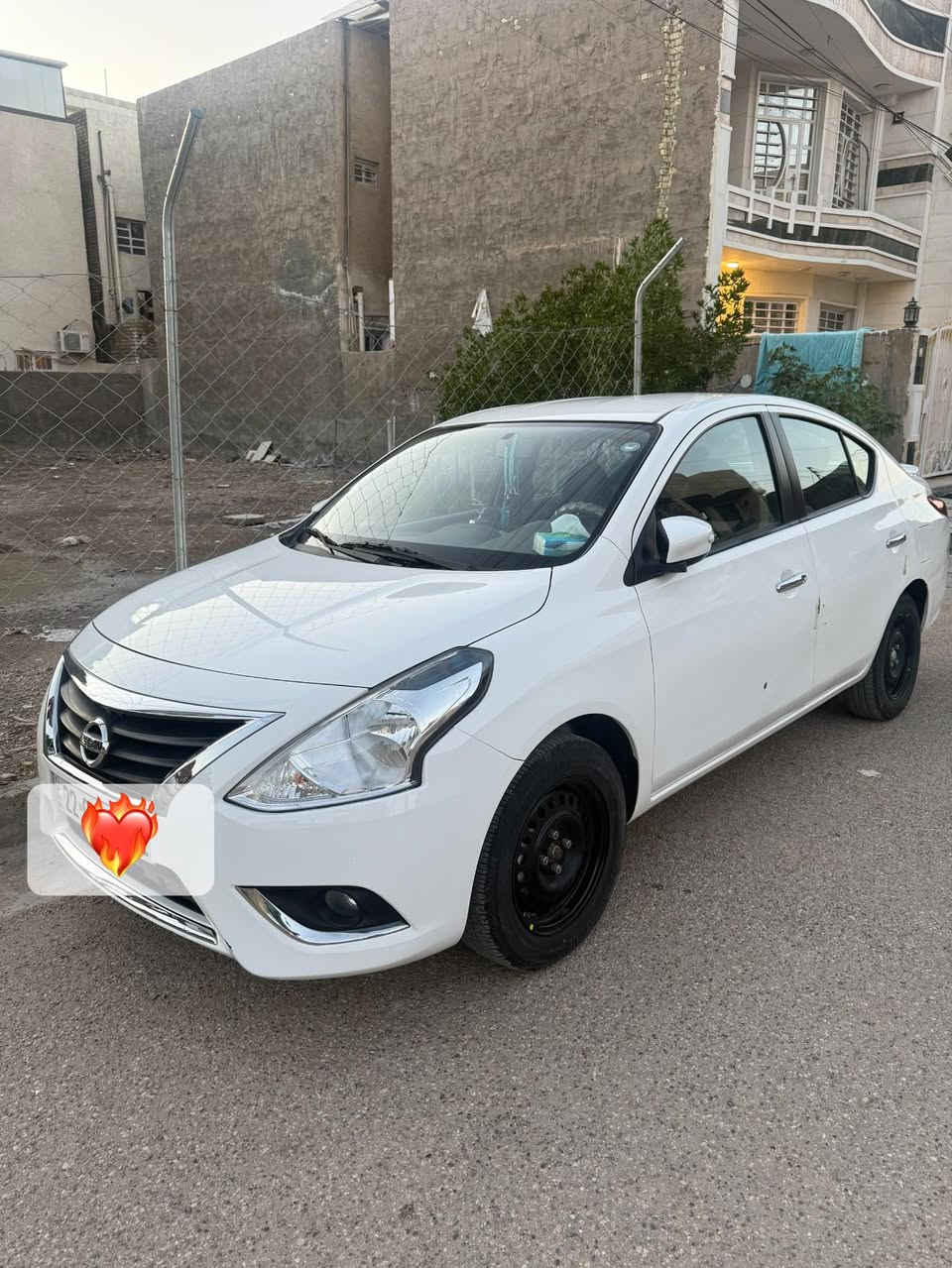 سنيي مصري موديل ٢٥ ماشيه ٤٠ الف كيلو متر وقابل لزياده بيها الباب السايق والباب الخلفي بارد ومصلح والجاملغ الخلفي حار ومصلح مكانها حي جهاد وسياره بيها مجال للشراي ***********
