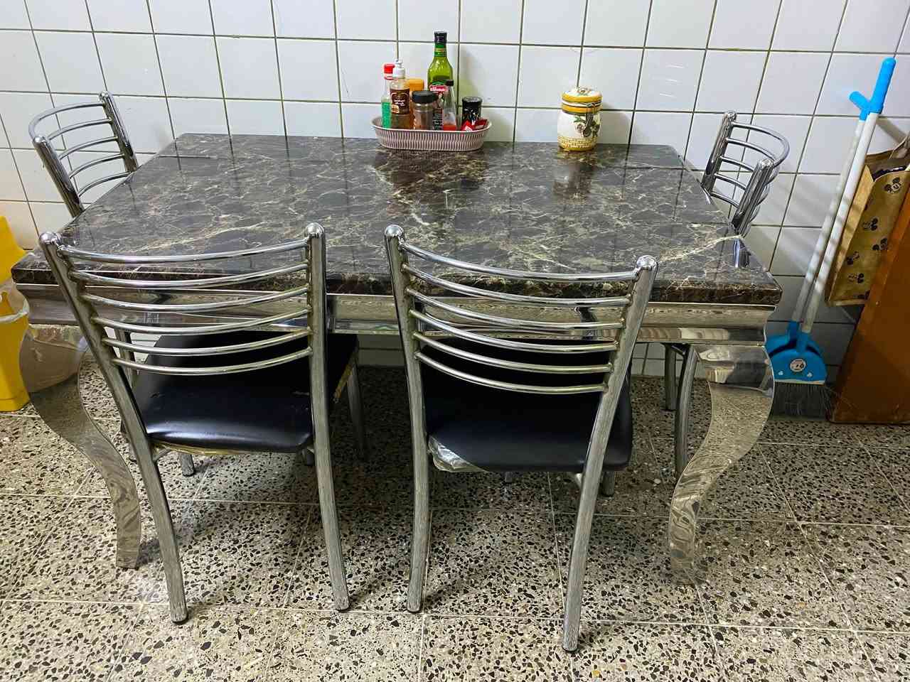 ميز طعام مرمر  مع كراسي عدد ٤ فقط للبيع
السعر ١٠٠ الف دينار


**إذا كنت صاحب هذا الإعلان وتريد حذفه لأي سبب، رجاءا أرسل رسالة إلى الدعم الفني**