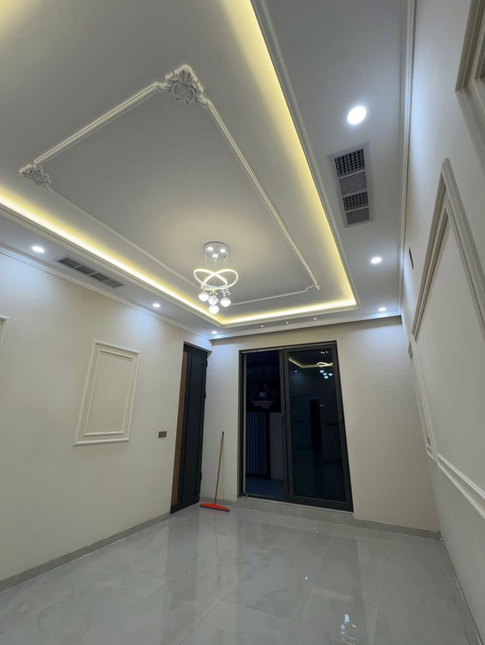 سلام عليكم
دار للبيع :—
المساحه ١٥٠ متر 
الواجهه ٧.٥ متر 
بناء زيرو فول مواصفات ٢٠٢٦ 
العقار طابو ملك صرف 
متكون من ٤ غرف نوم وهول واستقبال ومطبخ وصحيات 
الدار مجهزه بنظام دكتات مركزيه وسقوف مغربيه 
السعر علق كلمة تم يصلك رساله عبر الخاص تلقائيا 
لمزيد من المعلومات مراجعة مكتب عماد للعقارات 
للاستفسار والطلب الاتصال على الارقام الظاهره اسفل الشاشه 
***********
***********
***********
عنوان مكتبنا طريق بغداد مقابل مول سلام هولدينك
