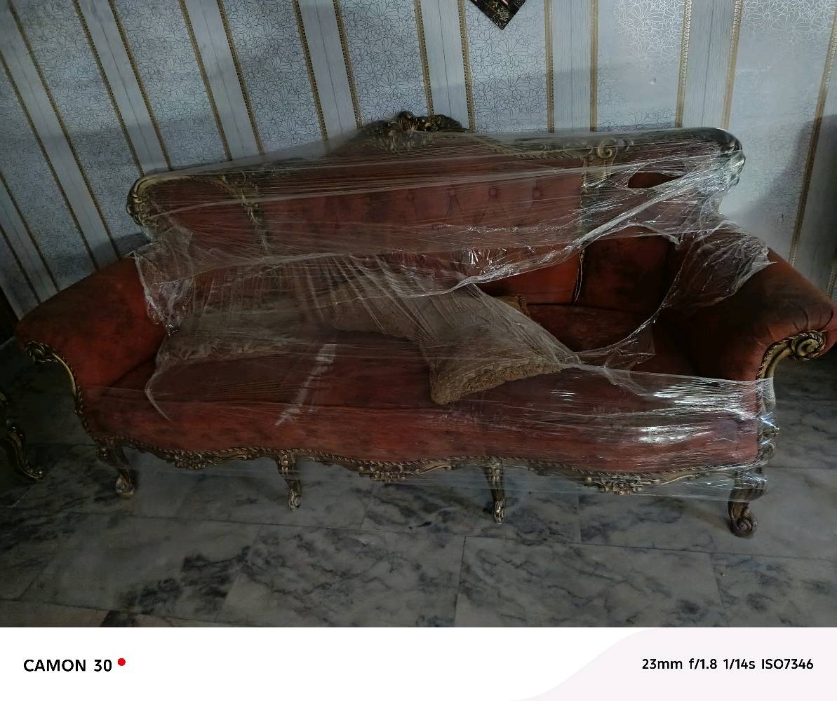 تخمة كلاسيكية فاخرة باللون الأحمر مع نقوش ذهبية، توفر لمسة أنيقة وفخمة لأي غرفة. مصنوعة من مواد عالية الجودة وتغطيها طبقة حماية بلاستيكية للحفاظ على جودتها. مناسبة للاستخدام اليومي أو للضيوف في المناسبات الخاصة.