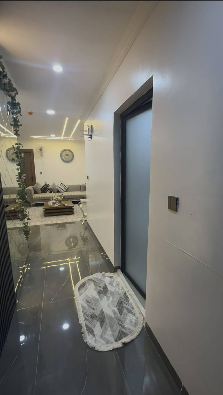 شقة للبيع في مجمع الشروق
نظام اقساط  

🪧نوع العقار : شقه سكنية طابق 8

📍العنوان : مجمع الشروق 

📐 المساحة : 132م

📋التفاصيل: غرفتين +حمامات عدد2 

 صاله .استقبال .مطبخ كاونتر  كامل فصال تركي 

كاونتر كامل فصال تركي 

جدران الاستقبال مغفله بورق جدران تركي 

تغليف جدران الهول بديل الخشب +مرايه 

السقفوف ليدات اناره شمسي  

الحمامات وحده شرقي والثانيه غربي 

الشقة محدثه ديلوكس 

للاستفسار اكثر والتواصل 

الاتصال عل رقم 

‭0773 411 3016‬
