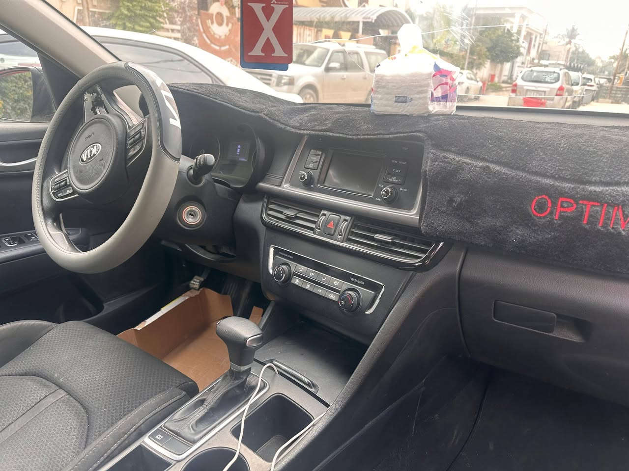 السلام عليكم
كيا اوبتيما موديل 2016 وارد امريكي 
ذي قار بأسمي سنوية ل 2031
سياره نص  فول
مواصفات 
لايت زنون
 أشاير بالمري
ـ تبريد +تدفئه
مانع نزلاق
 مري شفط
 كامرا دواره
تحكمات أستيرن
 ـ كشنات جلد
وبعد بيها هواي مواصفات 
كير مكينه مكفولات محركها 2400
حادثها  جاملغ خلفي. تخريب وليس حادث.  بدون دواخل شرط
سعرها125 وبيها مجال وخادم
التواصل ***********
