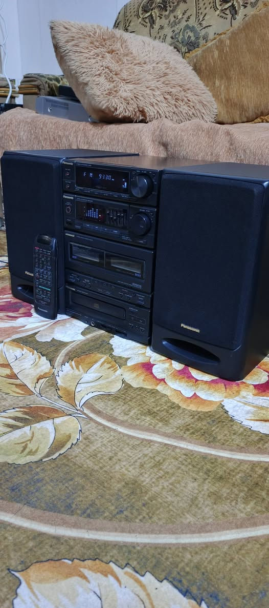 السلام عليكم .
اليكم تحفة السيستمات الميني الفاخرة  من شركة باناسونيك ..من النوع الثقيل .
سنغافوري ياباني مشترك ..كهرباء ٢٢٠ فولت .
الحهاز واطية عالية ٢٠٠ واط .سماعاته كل تك ٢٥٠ واط ..
الارتفاع  ٣٢ سم .الطول الكلي للجهاز ٥٨ سم . 
جهاز بلادي و مضمون ان شاء الله .
  شغال بالكامل  .. المواصفات :
مشغل اقراص  CD .
دبل كاسيت مسجل . اثنينهم  قلابات يشتغل وجهين .فقط واحد يشتغل الثاني يحتاج قوايش
 اواكس لربط النقال او الشاشة او اي جهاز اخر .ويدعم ربط بلوتوث خارجي عالاواكس . 
راديو باحث FM+ MW + SW1+SW2.مع خزن قنوات مفضلة .
 ادخال لربط لاقط مايكرفون مع التحكم بالصوت و الصدئ ايكو .
مع تحكم كامل بالصوت من ايكولايزر وخاصية التضخيم المضاعف XBass .
ونشرة ضوئية مع الصوت في واجهة الجهاز .
ملحقات الجهاز ريمونت تحكم مع واير كهرباء 
ما يحتاج اتكلم عن شغله وصوته المواصفات و قدرة الصوت تكفي .
السعر ١٠٠ الف نهائي اخوان وبلا احراج .
اي استفسار والمراسلة عالخاص رجاءا او الرقم
*********** البصرة .موجود توصيل شركة .

