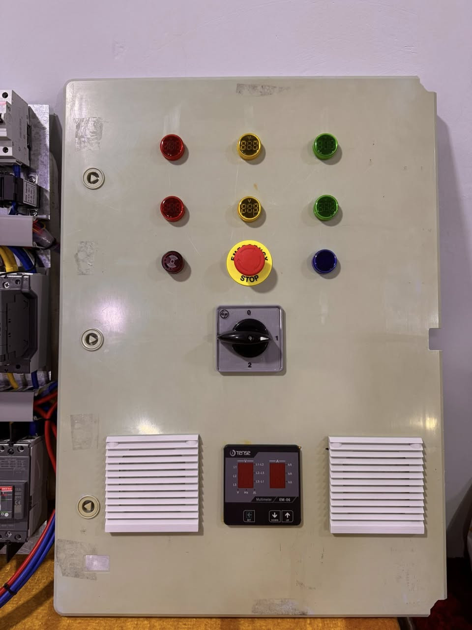 ⁨ الحمد لله 
تم اكمال بورد ATS ثلاث مراحل 
وطني + مولد بيركنز + مولد سحب 
ابعاد البورد 700*500
البورد عمل بنظام البارد المنفصل 
المواد المستخدمه ABB 
بإشراف المهندس حسين علي 
لصناعه البوردات الكهربائية بشكل احترافي 
البصرة-***********
#كهرباء #العراق #basra #آلبصرة #cotrol #بغداد #اكسبلور #كربلاء #دوائر_كهربائية #تايمر_كهربائي #مهندسين #كهربائي #electrical #engineer #power⁩
