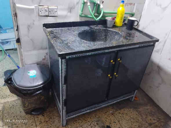 السلام عليكم عندي غراض بيت جديده استعمال شهر للبيع بغداد  مكاني شهداء البياع 

تخم قنفات لون اسود   5 قطع 10 مقاعد  قطعتين إكبار وحظه وسط  قطعتين اصغار   مع طبله وسطيه جام   سعره 650 الف
كاونتر المنيوم جديد السنك مرمر  الملحق قياس 2 متر والقطعه الي جوا 2 متر السنك قياسه 120 سعره 375 الف 
 
الغساله جديده رايدها 200 الف 

المبرده  جديده رايدها  80 الف  
 

غرفه النوم مشتريها قبل شهر بمليون ووثمنميه    تسع قطه الغرفه جديده  رايدها مليون و200 الف  

الدوشك  جديد الاصلي رايده 250 الف 
البنكه  جديده رايدها 40 الف 

الدولاب الصغير  ابيعه 75 الف 

الثلاجه نضيفه أبيعها  90 الف 

الغراض مستعجل عل بيعتهم 

الرقم ***********. واتساب موجود
