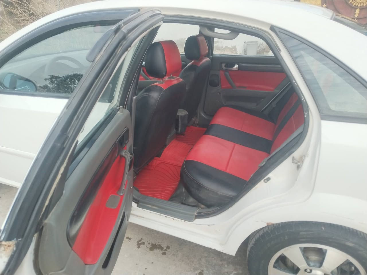 اوبترا 2004 رقم بغداد بأسمي سنويه لل 29 رقم دولي هزه جديده كير ومحرك حاويه لا تبخير ول تنقيص السياره كامله مكملة ويل كب الأصلي + تخم تاير جديد. بيهه طخه بسيطه بالبدنه مابيها اي دواخل سياره بالحقيقه احلى من الصور السعر 57 وبيها مجال عنواني ديالى  بعقوبه تقاطع الساده ***********
