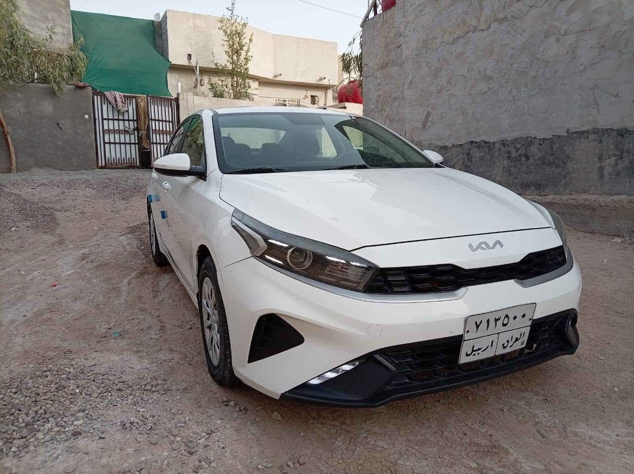 السلام عليكم   كيا سيراتو خليجي موديل 22 اربيل بسم شركه السنويه لل 27 محرك 1600 دوش ماشيه 95 سياره كارتون تبريد قطعتين دواخل لونين كير مكينه حداده تخم تاير تبريد شاشه كامره دوشمه ارضيه كشنات كشافات فقط بارد جدا بسيط جاملغ امامي السعر 144 وبيه مجال بسيط / مكاني شط العرب الجزيرة  ***********
