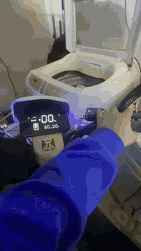 السلام عليكم عندي دراجه شحن للبيع جديد بصمتين سوجين كرتني كله مكله قفله مال البيع  و الشراء هذا رقمي وخابريني على الواتساب *********** سعر 550 قفلها
