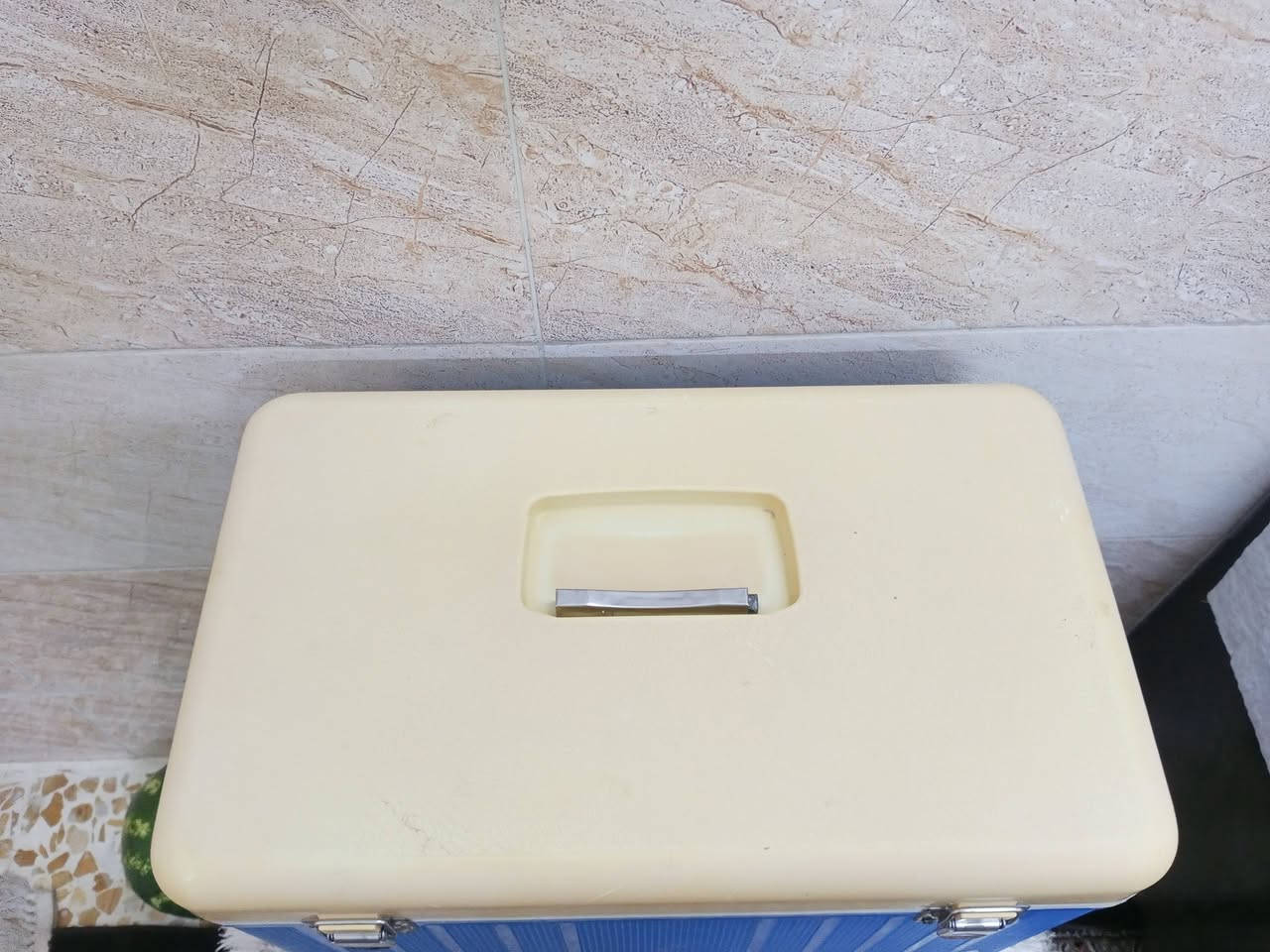 سلام عليكم كول بوكس للبيع حجم كبير 32 لون ازرق بي فطر بل باب بصيط ***********
