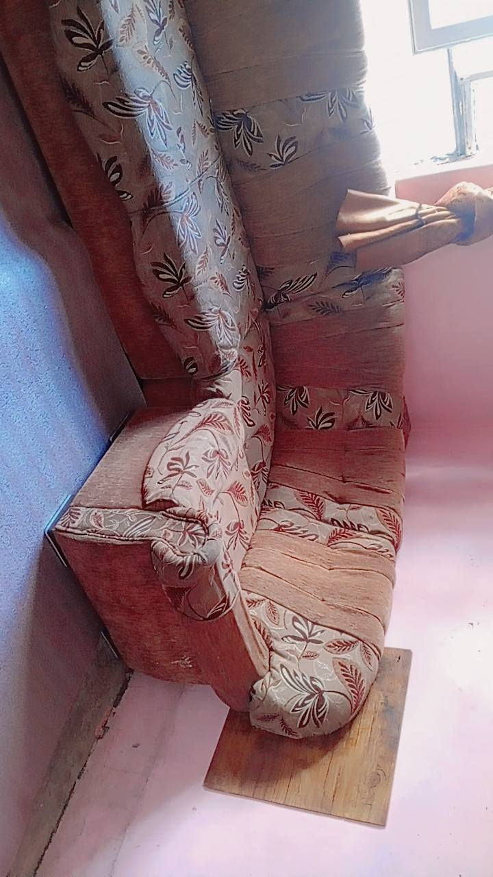 اسلام عليكم ورحمة الله وبركاته قنفات للبيع تقريبا ٧ امتار السعر 100 الف وبيهن مجال الاتصال على رقم  ***********
