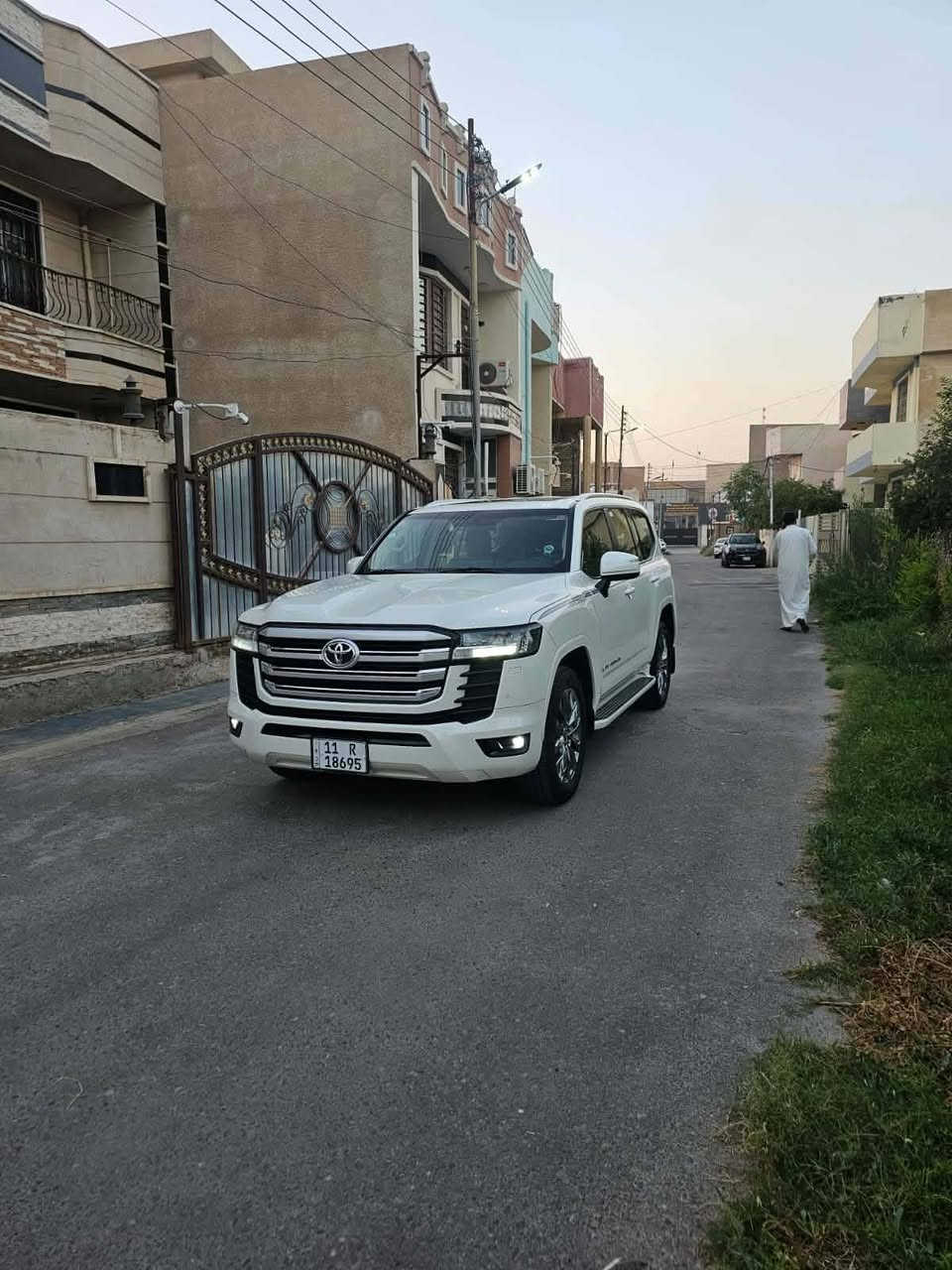 السلام عليكم عندي لاندكروز سياره جديده موديل 23 سياره كفاله عامه رقم بغداد دولي تحويل مباشر سياره ساز تنفس طبيعي ماشيه 20 ألف عنوان بغداد ولشراي يتصل على رقم ***********
