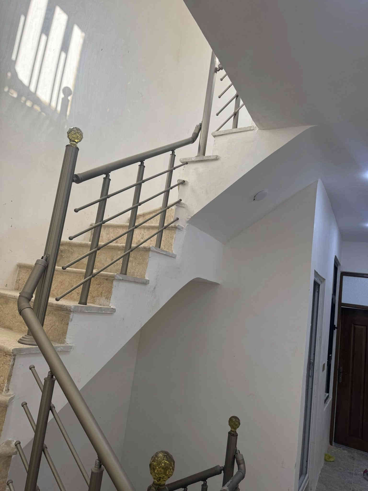 مشتمل للبيع الشعب مقابل سوك 4000 

شارع مدرسه صلاح الدين

مساحه ٤٥ متر ستقبال وحولي وخدمات 

الطابق الثاني (٢) نوم وخدمات 

معروض بمكتب الكناني *********** 

السعر ١٣٠ مليون وبي مجال
