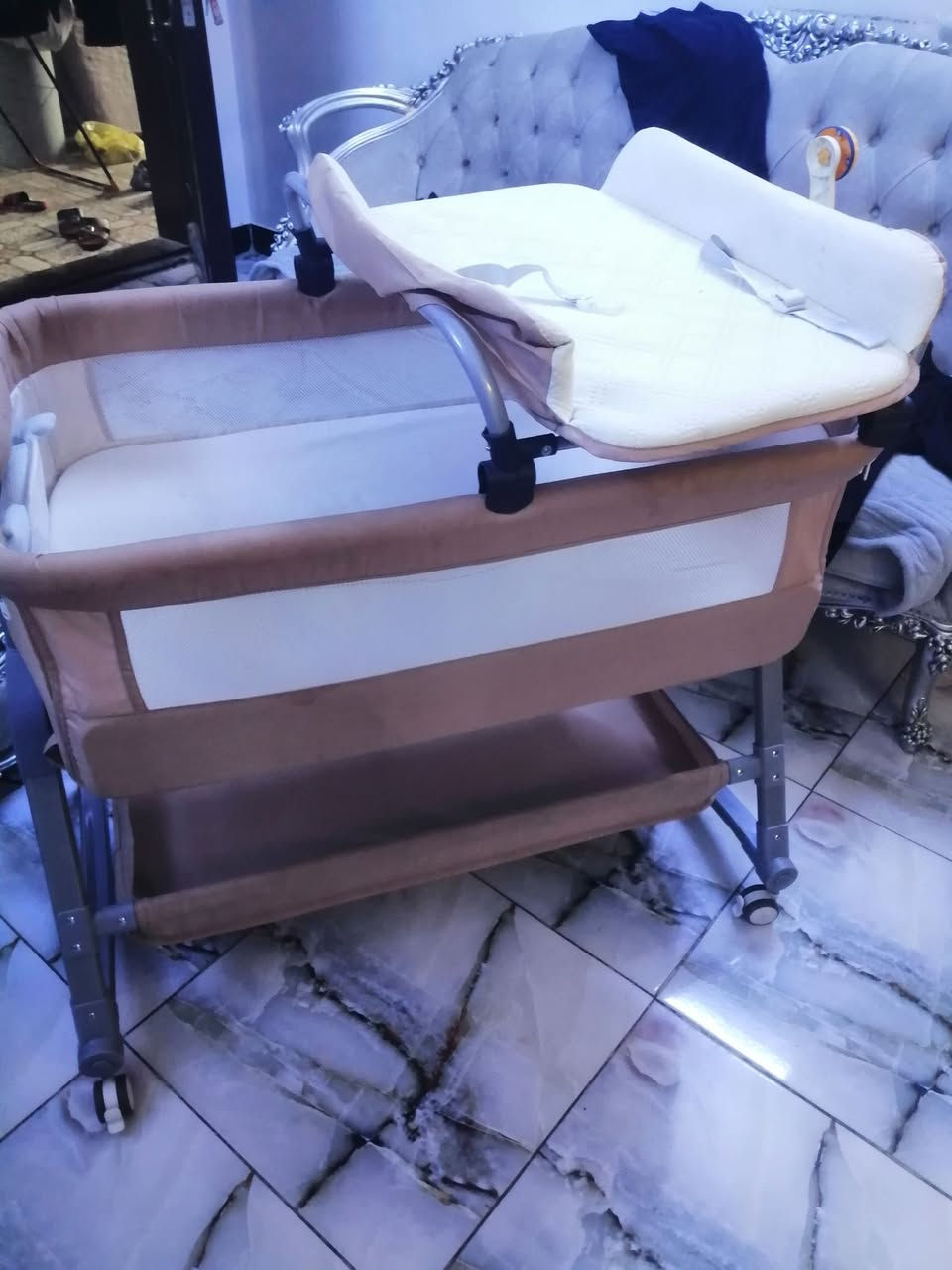 للبيع سرير اطفال وكرسي هزاز نضيف جدا العنوان بغداد ***********
