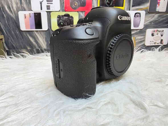 كانون 5 مارك 4 نظيفه جدا 95‎%‎
بدي فقط كارتون ملحقات اصليه 
السعر مليون و 500 الف 
مكاني بابل 
***********
