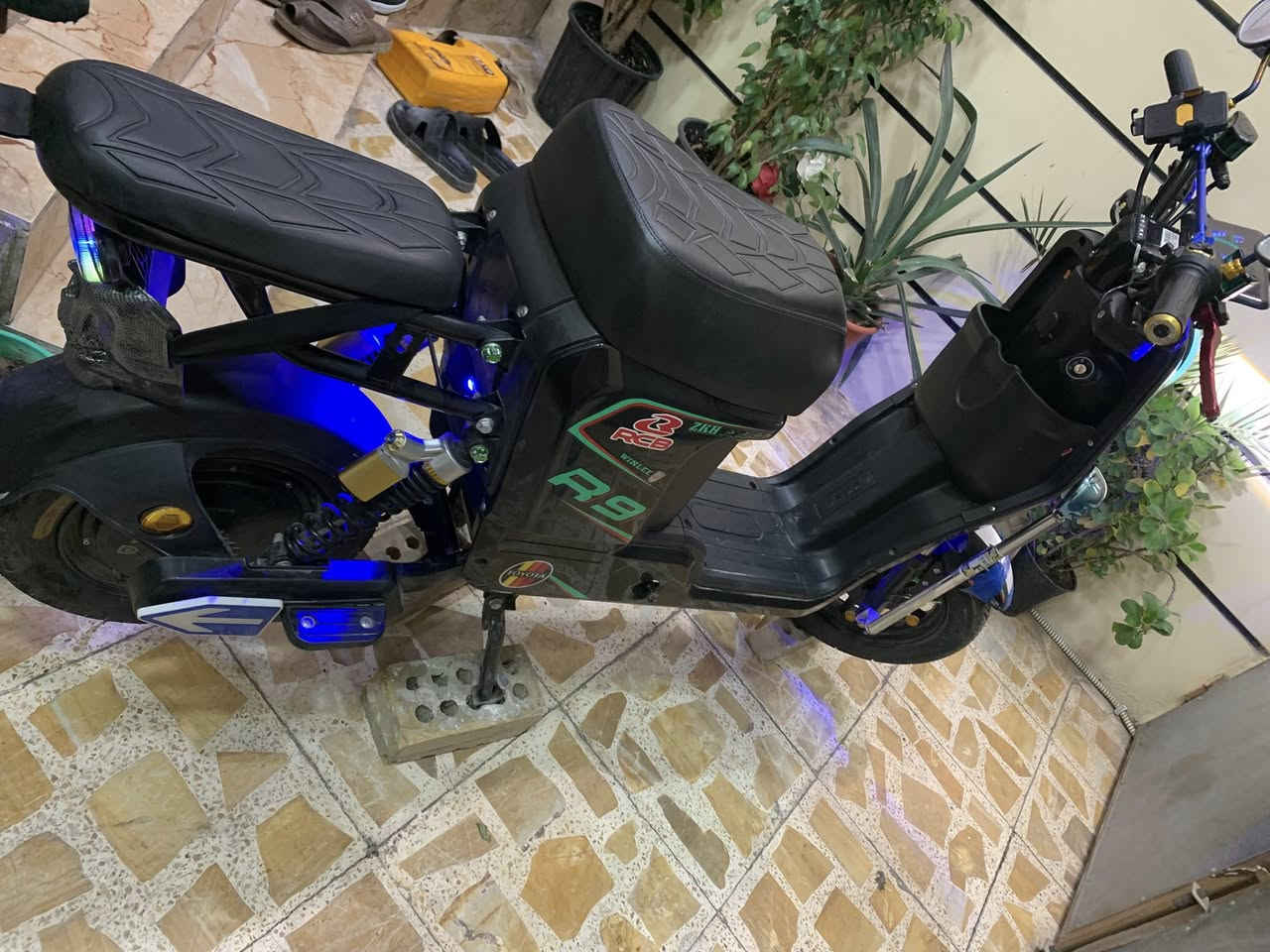 السلام عليكم دراجه شحنR9موديل 2026الشكل الجديد دراجه رمبه صار10 أيام  نزلتها بيدي دراجه فول مواصفات ومزوده رياضي  سرعه الدراجه 109 والحقيقي 75تشغيل بصمه وسيوج وكارت بيها نضام البك R وبيها سستم سماعات و يدات بريك رياضي و يدات سكليتر رياضي و مرايات عدد 3 كاربون رياضي وبيها قناع كاربون وكلوب زنون  ودبلات رياضي ابو البطل و السعر 600 وبيها مجال للطيبين مكان بغداد الحريه الرقم ***********
