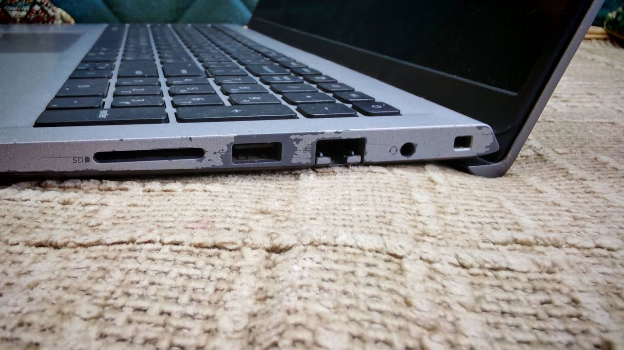 لابتوب Dell vostro 3520
معالج i7 1255u
Ram 8 gb DDR4
Ssd 512
GPU mx550 2gb Vram
شاشة 15.6  120hz
مستعمله بيها شخوط بالمنافذ مالتها مال استعمال و ما مأثرة عالأداء ابد. ما مأثرة وياها شاحنه أصلية و مبرد وياها كذلك تفيد مونتاج خفيف و دراسة و غيرها و بعض الألعاب الخفيفة كذلك
السعر 675 و بيها مجال


**إذا كنت صاحب هذا الإعلان وتريد حذفه لأي سبب، رجاءا أرسل رسالة إلى الدعم الفني**