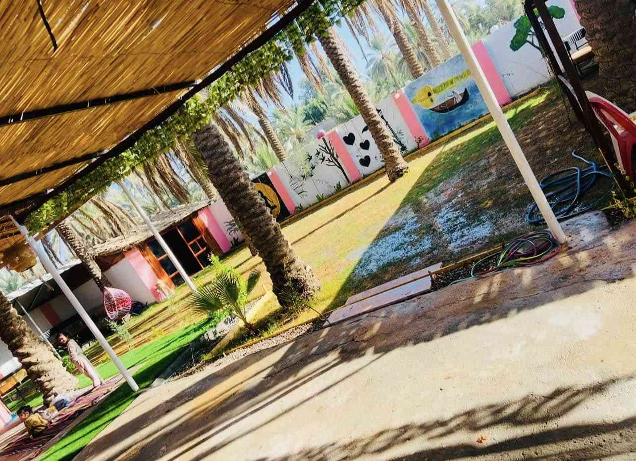 قطعه 500 متر بيها غرفتين وصاله وجلسات ثنين وصحيات داخليه وخارجيه سكف سندويج زراعي قرار محكمه  25 طريق كربلاء بغداد عمود  260 يم الامام عون تبعد عن الشارع العام 500 متر خدمات كامله بيها 8 نخلات  ترهم سكن وترهم لزوار الشراي الحقيقي يتصل ع الرقم ***********
