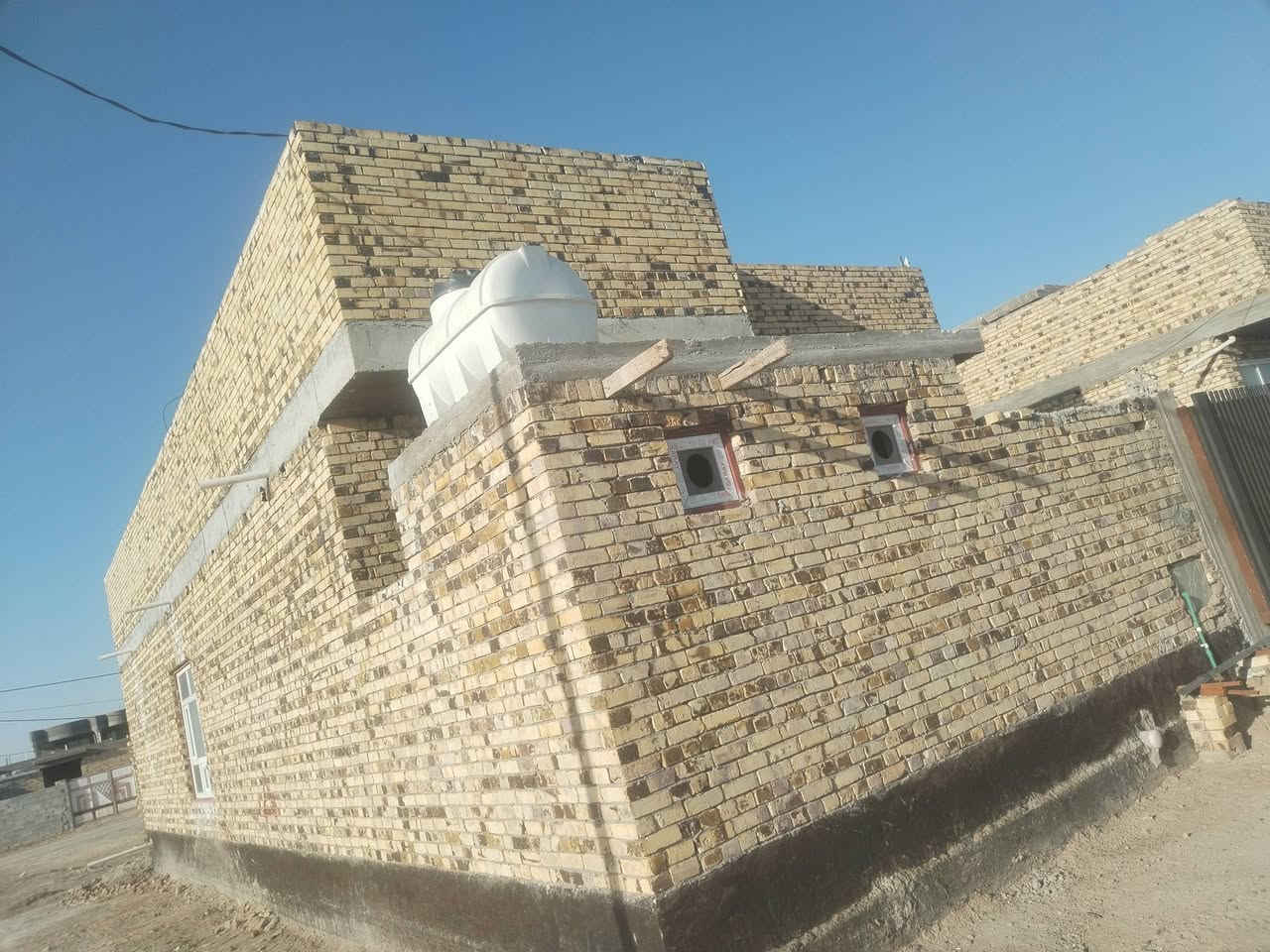 السلام عليكم بيت البيع في السنيه مجمع ساجد المساحه ٢٠٠متر 
اي استفسار ***********
