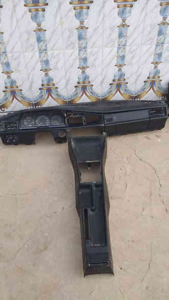 للبيع دواخل  مارسدس ١٩٠ مستخدم نظيف كشنات ودشبول أمامي وخلفي وتكم ستة وفرس والكيجات السعر ٣٠٠ ألف للاتصال ***********
