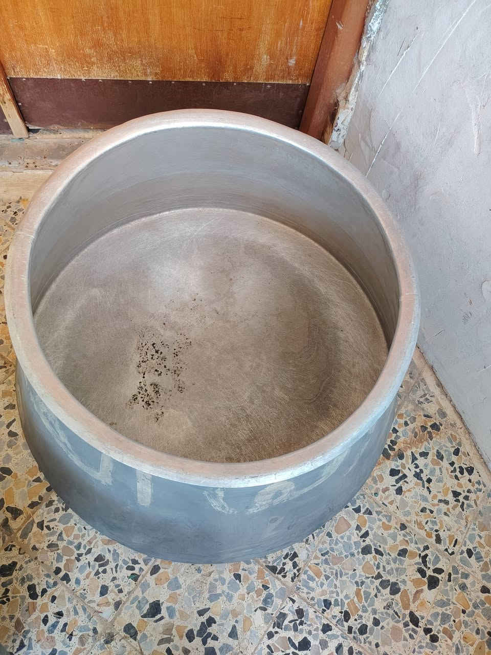 السلام عليكم عندي بانيو ماء حديد للبيع وجدر قزان للبيع الاتصال على الرقم ***********
