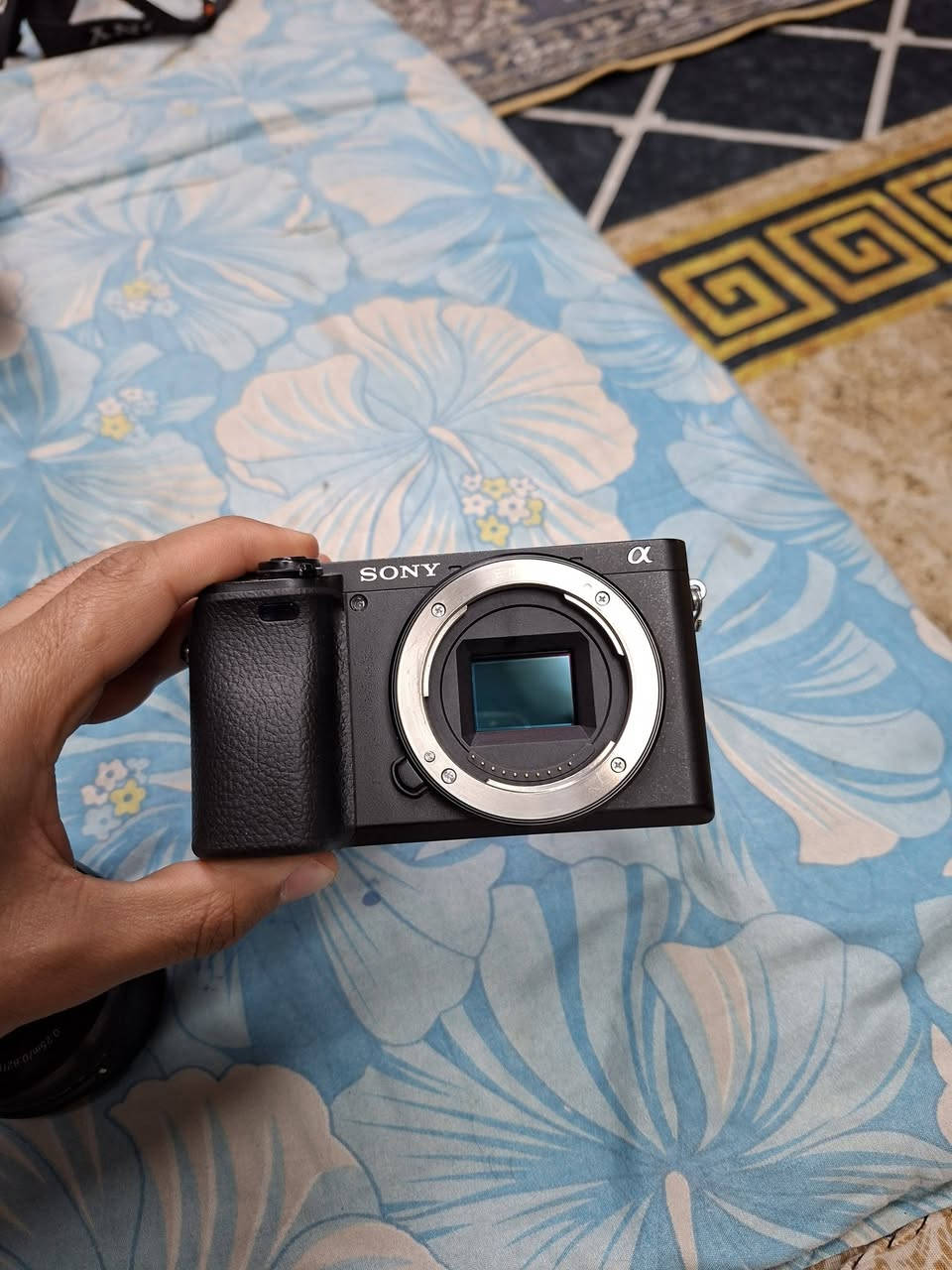 كاميرا Sony a6400 للبيع — حالة زينة وكاملة الكَيِت والملحقات
الموديل: Sony a6400، شغل داخلي محافظ عليها 

العدسة: عدسة الكيت المرفقة.

البطاريات: بطارية أصلية + 2 بطارية احتياطية KF (المجموع 3 بطاريات).

الذاكرة: كارت 64GB.

الحقيبة: حقيبة لحمل الكاميرا والملحقات.

الصندوق: العلبة الأصلية ومع كل المحتويات.

 لا خدوش كبيرة، بدون مشاكل تقنية.
السعر:900 الف 
للتواصل على الواتس اب 
***********
