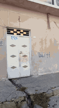 البيت للبيع
المساحة /200 متر الموقع موصل حي الكرامه 19 
 الغرف 3
 مع غرفه ضيوف 4 
***********
