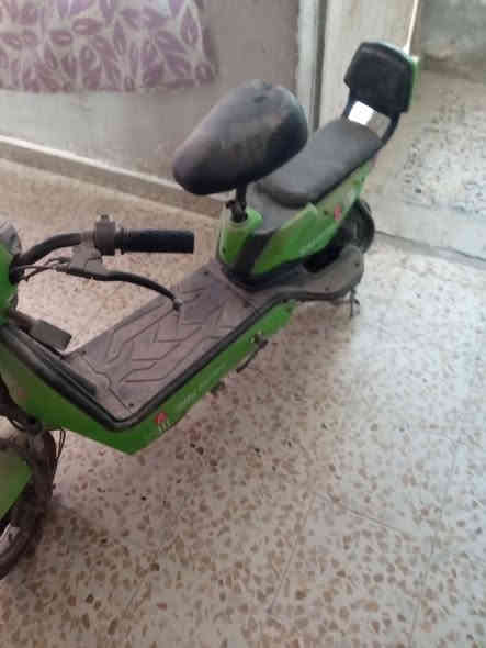 السلام عليكم
دراجة شحن متروكه ابيعها على وضعها بدون بطارية 
رايدها ب100
العنوان/بابل /حي الاساتذة
رقم /***********
