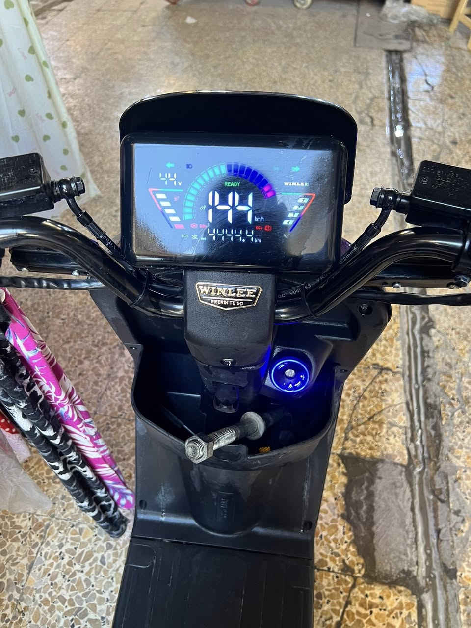 السلام عليكم دراجه R11 موديل 2026للبيع مكفوله زلغ مابيه البطاريات الاكبار خمس بطاريات حجمهن 32 المواصف تشغيل عن بعد تشغيل كارت سويجين نضام البارك ونضام الR وصلها موجود رايدها ب550 وبيها مجال عنواني البصره العشاره الاستفسار لاتصال ***********
