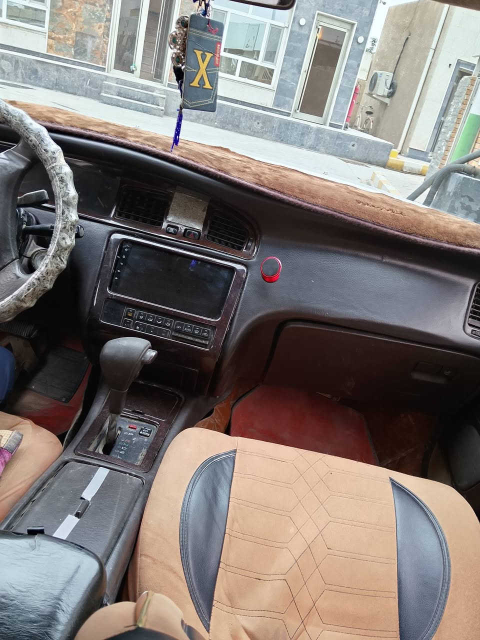 السلام عليكم 
جوة السوك سيارة كراون بطة موديل 1992 مكفولة من الكص ونقل الجثة والاصوليات كلها محركها فيفيتي مال ملكه اقتصادي سعرها مناسب 46 ورقة لان محتاج الفلوس بشغله مهمة واريد ابيع جوة السوك رقمي ***********
