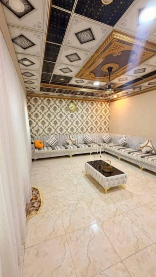 السلام عليكم
دار للبيع في حي الجامعه ركن بطحي
مساحة 200 متر خلف الاسره مول 
الواجة 20 والنزال 10 
مكون الدار من 3 غرف نوم 
صالة+ استقبال 
مطبخ + كراج 
منور + مجوعه صحية 
للاستفسار الاتصال
***********
