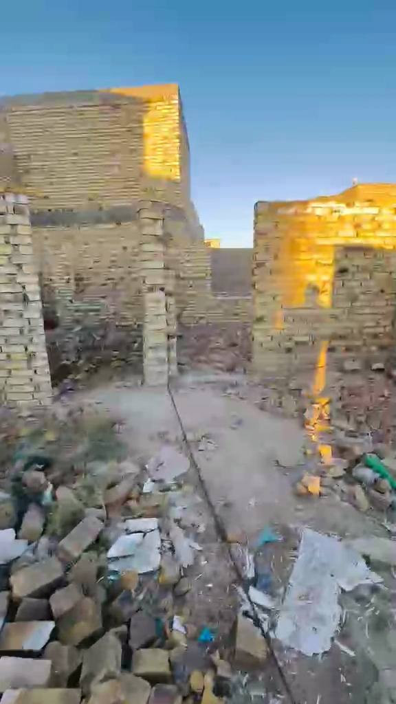 السلام عليكم هيكل 185 متر للبيع طابو زراعي سند 25 مع كافه الخدمات عرض الشارع 15 متر الموقع شارع 100 قرب جسر المشاه يبعد عن شارع 100 حوالي 100 متر تقريبا السعر 60 مع مجال بسيط *********** حلة, بابل
