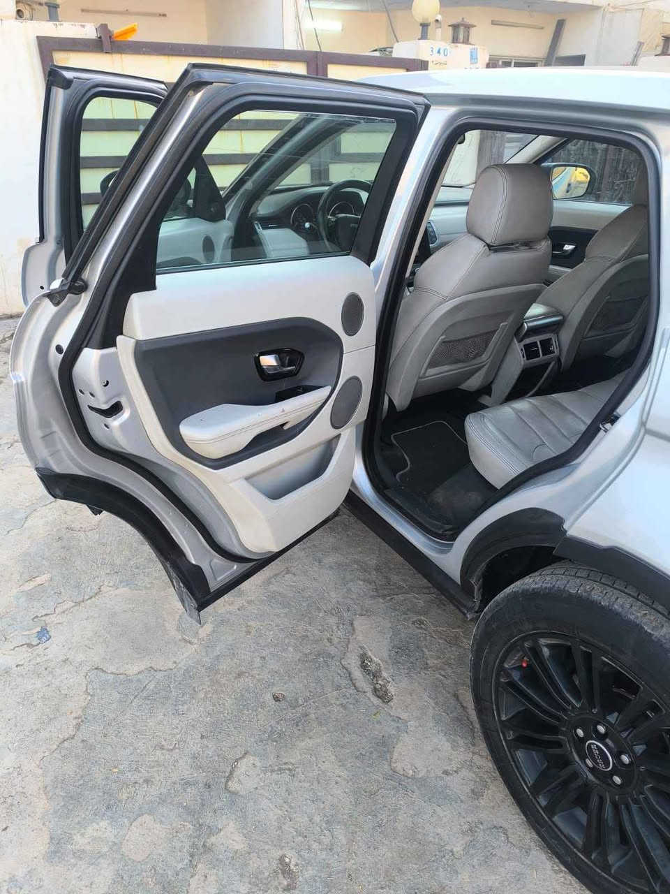 لاند رؤفرمؤديل 2012 سياره يه كى زؤر جوانه مكينه جوار بستؤنه سياره كه قه بات مواسه فاته بانؤ راماشه يه ك بارجه سبوغه ره قه موسه نه ويه سعر 135 مه جال *********** أربيل, العراق
