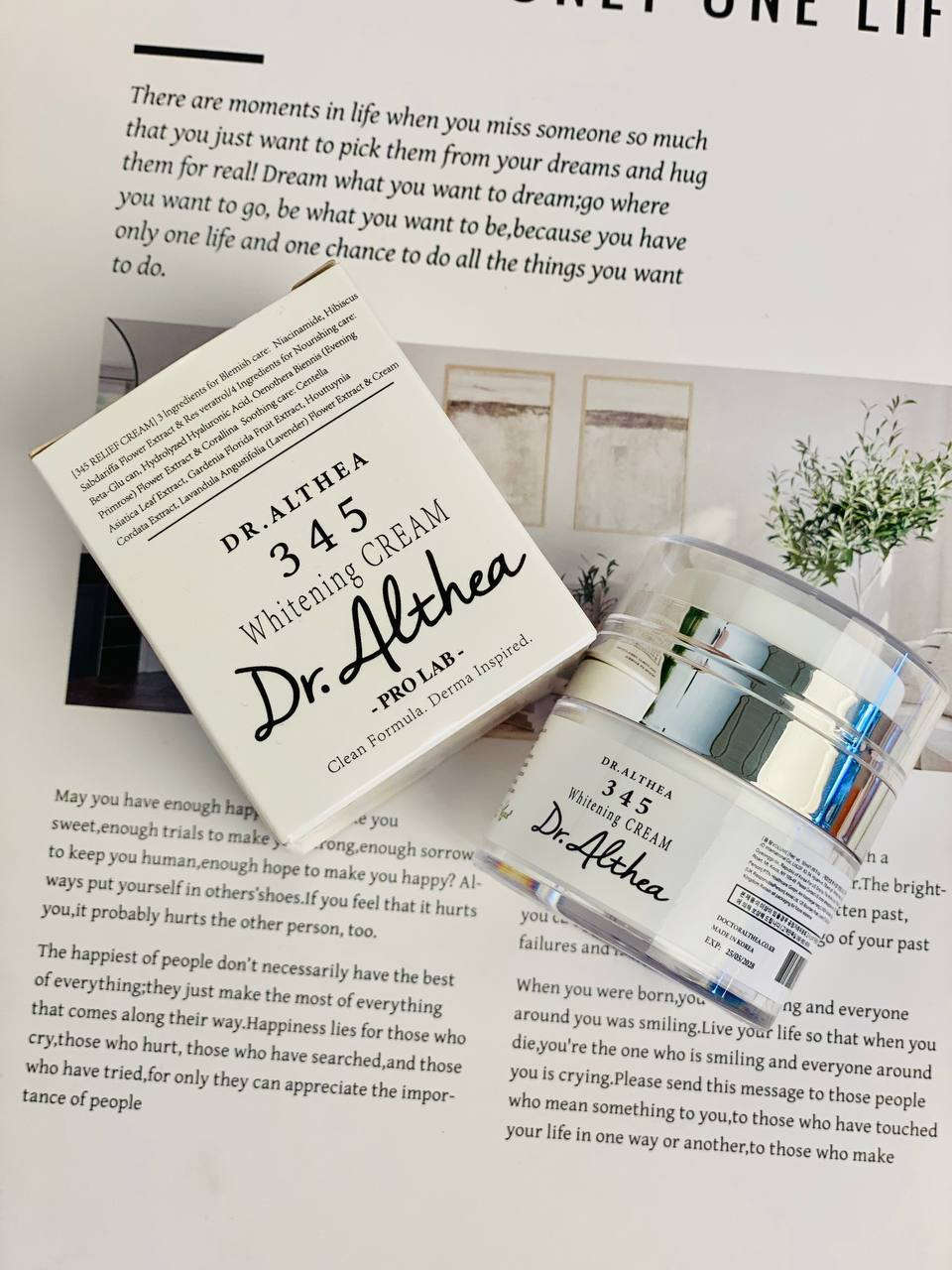 🌸 كريم Dr. Althea 345 Whitening

 💓 Cream هو كريم مرطب للوجه مصمم لتفتيح البشرة ومعالجة البقع الداكنة

💓 يحتوي على النياسيناميد ومستخلصات نباتية مثل مستخلص زهرة الكركديه والريسفيراترول لتقليل البقع وتوحيد لون البشرة، بالإضافة إلى حمض الهيالورونيك للترطيب🩵
الفوائد: يهدف إلى تفتيح البشرة، تقليل البقع الداكنة، وتوفير الترطيب. 
✔️ الاستخدام:
 يُوضع بكمية مناسبة على طول ملمس البشرة بالتساوي ويُربت عليه لامتصاص أفضل. 
 يتميز بتركيبة نظيفة 
مناسب لـ: يُعتبر مناسبًا للبشرة الحساسة والمعرضة للالتهابات
المنشأ كوريا الأصلي 🇰🇷


**إذا كنت صاحب هذا الإعلان وتريد حذفه لأي سبب، رجاءا أرسل رسالة إلى الدعم الفني**